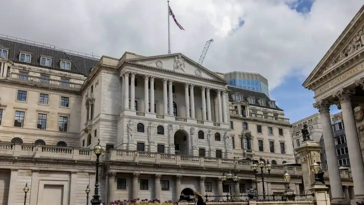 Bank of England cuts rates unexpectedly – pound crashes to 2021 lows